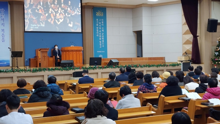 예배전 그라시아스 합창단 공연 영상 시청중인 성도들