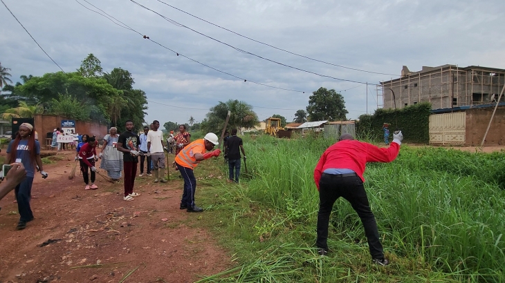 학생들과 함께 청소를 하는 방기(Bangui) 시장