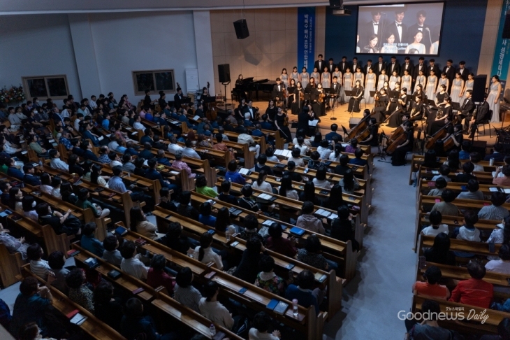 새롭게 단장된 양천교회 대예배당이 서울지역 형제자매들로 가득 찼다.<br>