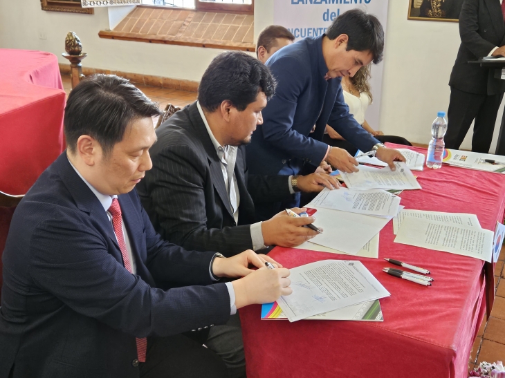 볼리비아 200주년 기념 월드캠프 개최 및 지원 협약서 사인. 박영국 목사, 대통령 대변인, 수크레 도지사 (왼쪽부터)