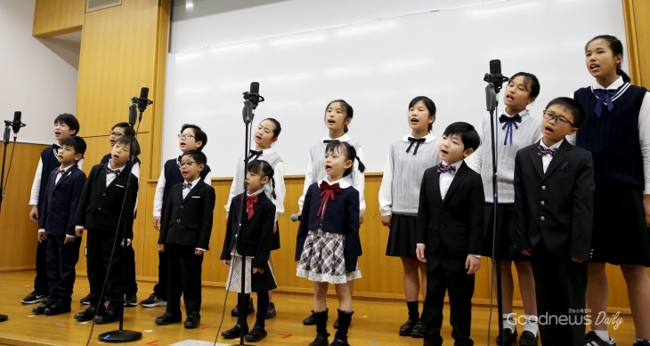 유치부, 초, 중학생들로 구성된 동경은혜교회 리틀유리합창단.