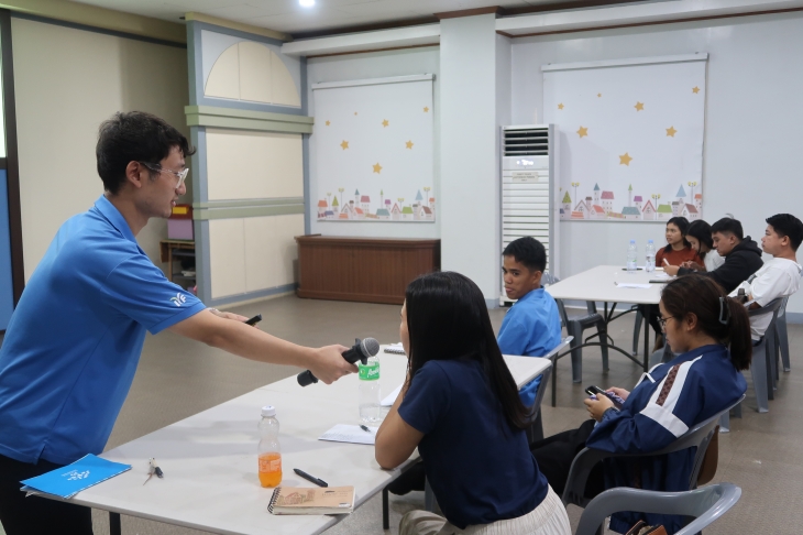 한국어 수업을 진행하는 한국 굿뉴스코 해외봉사 단원