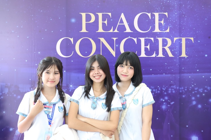 월드캠프에 참석했던 학생들이 Peace Concert 배너 앞에서 기념사진을 찍고 있다