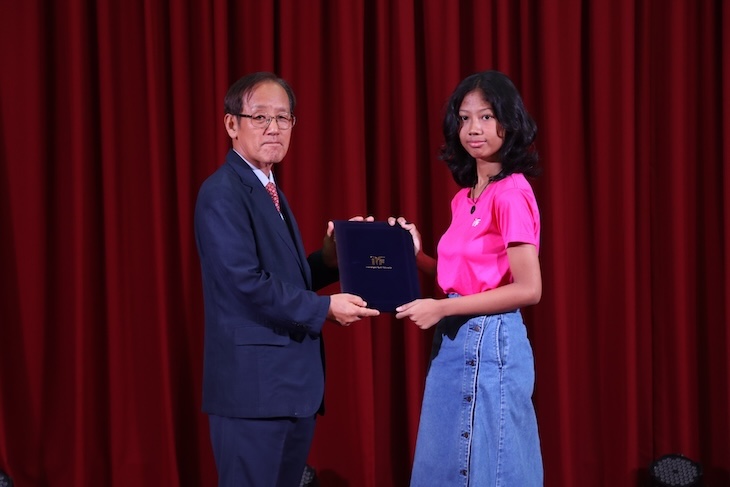 월드캠프의 성공적인 참여를 축하하며 수료증 수여식이 있었다