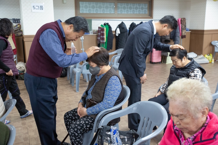 몸이 불편한 형제 자매들이 안수 기도를 받고 있다.