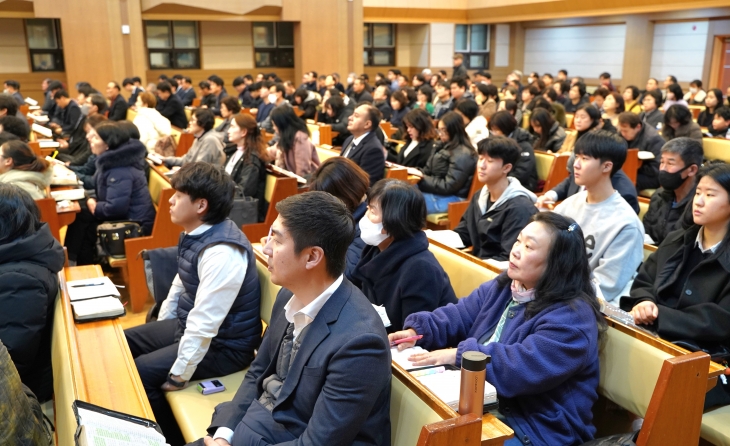 아름다운 연주를 감상하는 성도들