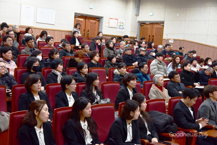 말씀을 진지하게 경청하고 있는 참석자들